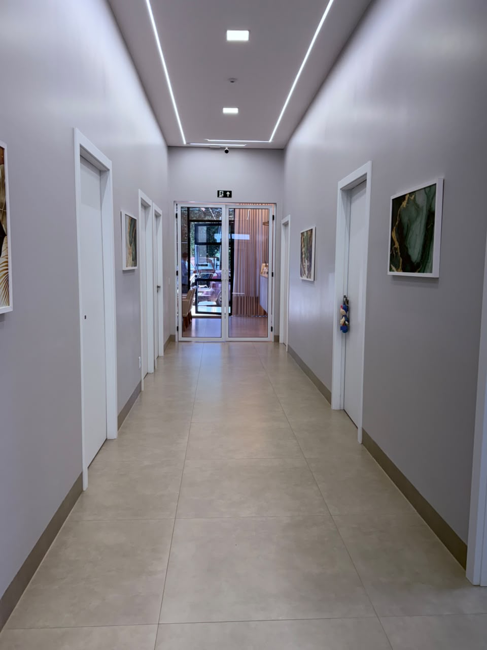 Corredor da clínica com quadros decorativos